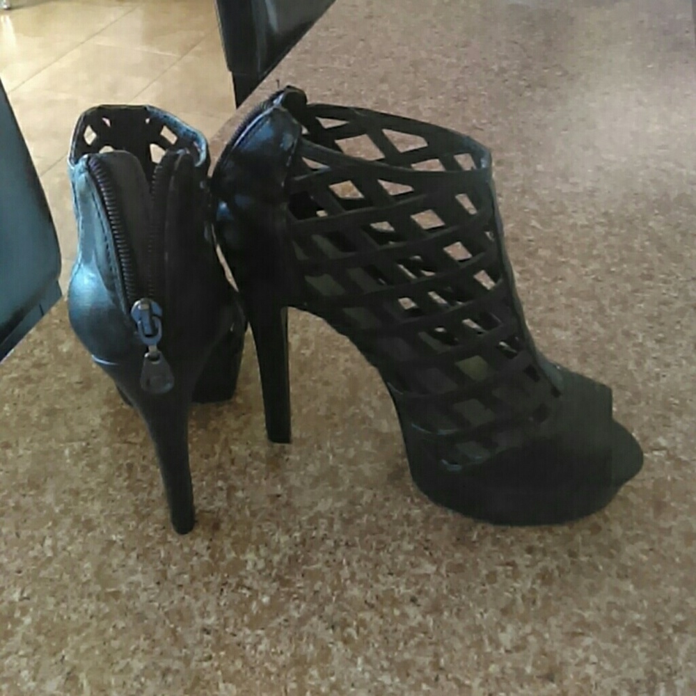 G by Guess pumps.